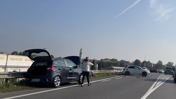 Incidente a catena: quattro auto coinvolte