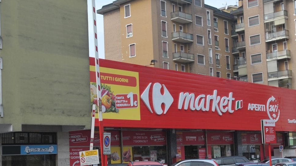 San Giuliano, per rubare una bottiglia di birra 30enne semina il terrore al supermarket