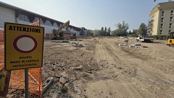 Ampliamento del parcheggio, si allargano i lavori alla Faustina