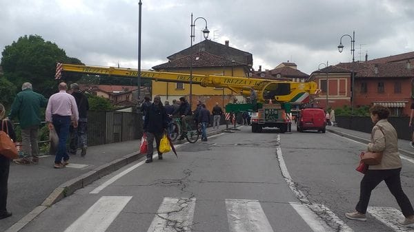 Cinque ragazzi di Melegnano salvano un uomo sul ponte del Lambro