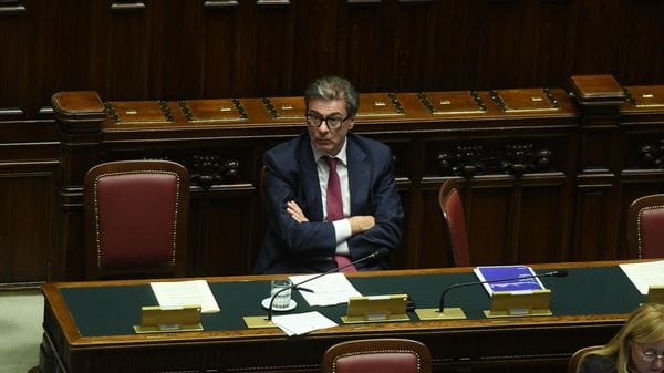 La bufera vista dai palazzi e il Paese reale
