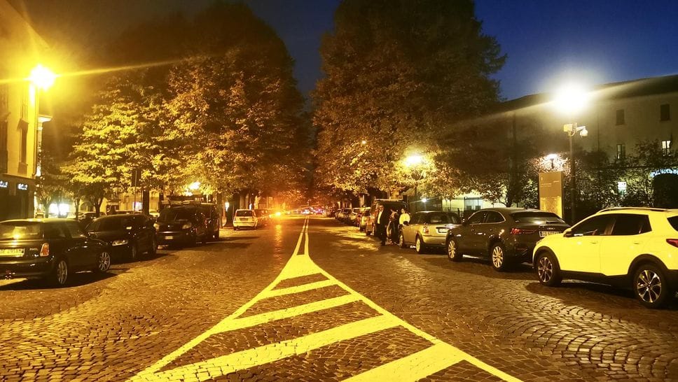Ragazzo a terra soccorso in piazza Castello: ipotesi di una lite