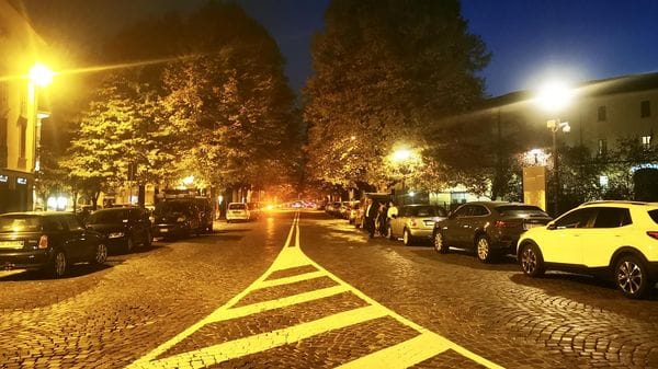 Ragazzo a terra soccorso in piazza Castello: ipotesi di una lite