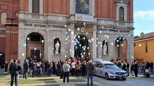 Palloncini bianchi e azzurri e fuochi d’artificio per l’ultimo saluto ad Agostino Conigliaro