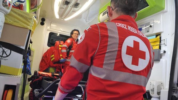 Urta un carrello nel parcheggio del supermercato a San Rocco e colpisce un bimbo di due anni