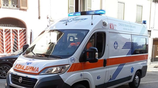 Violenta lite in casa, colpisce il fidanzato con un coltello
