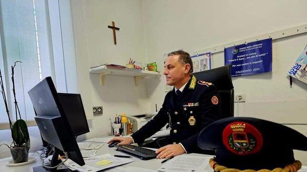 Vuole togliersi la vita gettandosi sotto un tir ma il comandante della polizia locale Costantino Gemelli lo salva