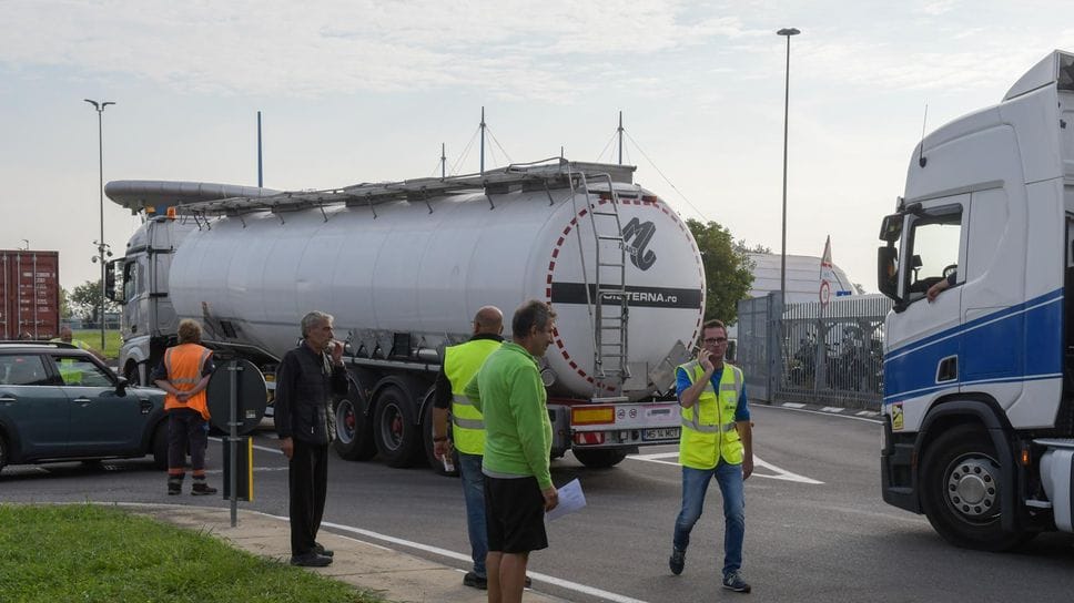 Esplosione all’interno della Mapei: scatta l’allarme nella notte, evacuati gli operai, camion bloccati all’esterno