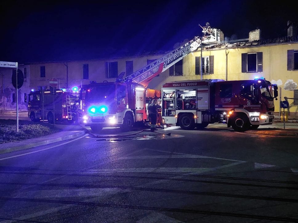 Tetto crollato dopo il violento rogo a Riozzo, la strada viene chiusa per sicurezza