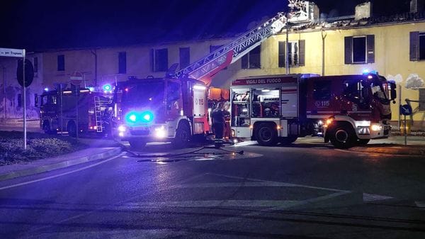 Tetto crollato dopo il violento rogo a Riozzo, la strada viene chiusa per sicurezza