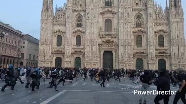 Falsi messaggi nelle scuole dopo gli scontri di Milano, si indaga