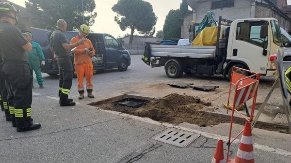 Fuga di gas da un tombino, tecnici al lavoro