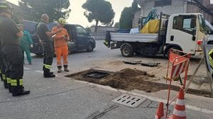Fuga di gas da un tombino, tecnici al lavoro