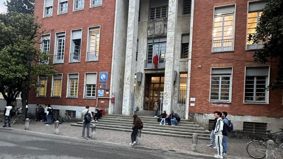 Lezioni regolari a Lodi dopo l’allarme di lunedì. Il prefetto fuori dal Bassi