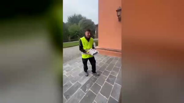Il portalettere che consegna il «Cittadino» alle monache di Viboldone