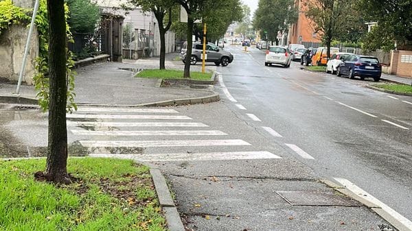 Lodi, bambina di 4 anni investita da un furgone mentre attraversa con la mamma
