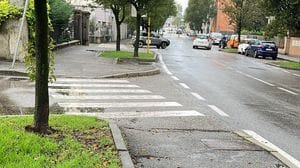 Lodi, bambina di 4 anni investita da un furgone mentre attraversa con la mamma