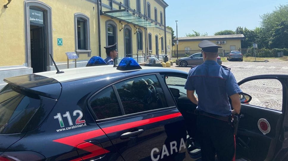 Casale, prova a rubare in due supermercati e poi reagisce con violenza ai carabinieri: finisce in carcere