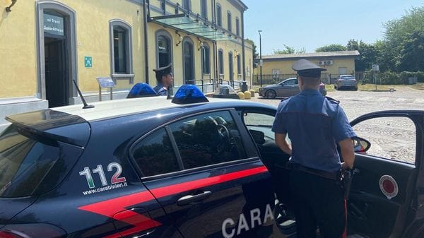 Casale, prova a rubare in due supermercati e poi reagisce con violenza ai carabinieri: finisce in carcere