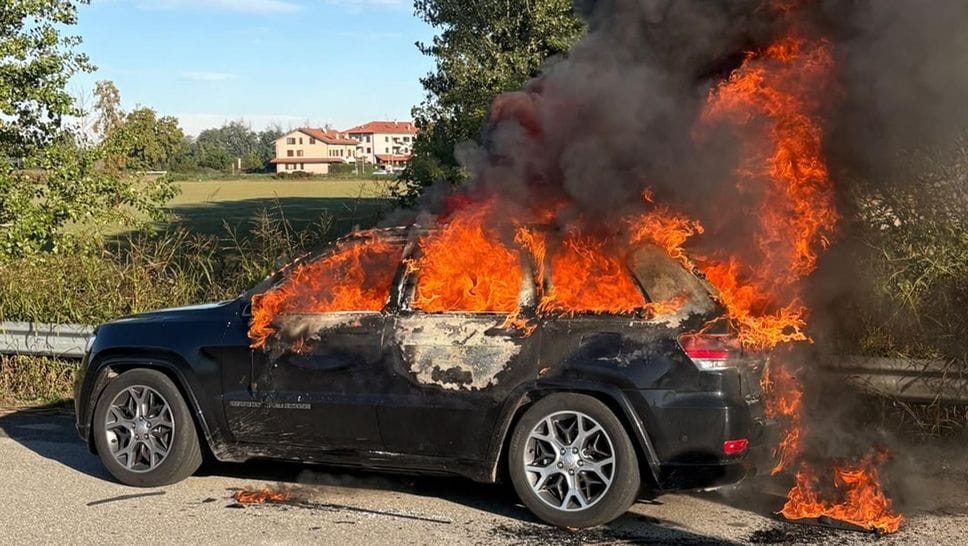 Casalmaiocco,  37enne si mette in salvo abbandonando la sua vettura in fiamme