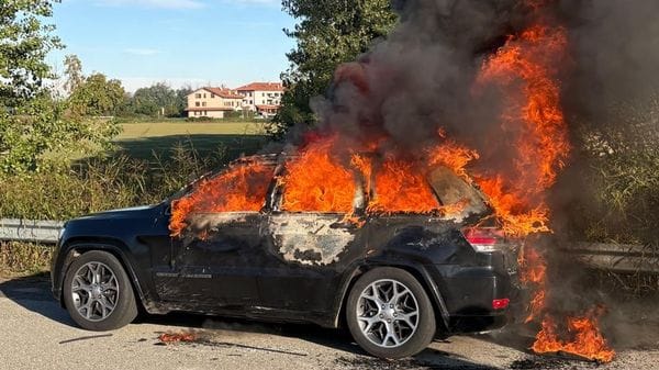 Casalmaiocco,  37enne si mette in salvo abbandonando la sua vettura in fiamme