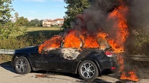 Casalmaiocco,  37enne si mette in salvo abbandonando la sua vettura in fiamme