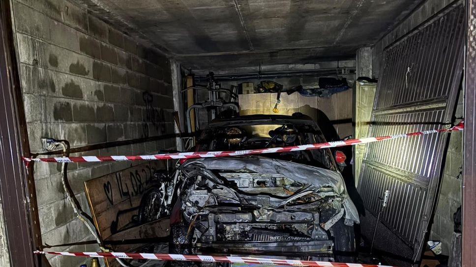 Fiat 500 in fiamme in un box sotterraneo a Sordio, intervengono i vigili del fuoco