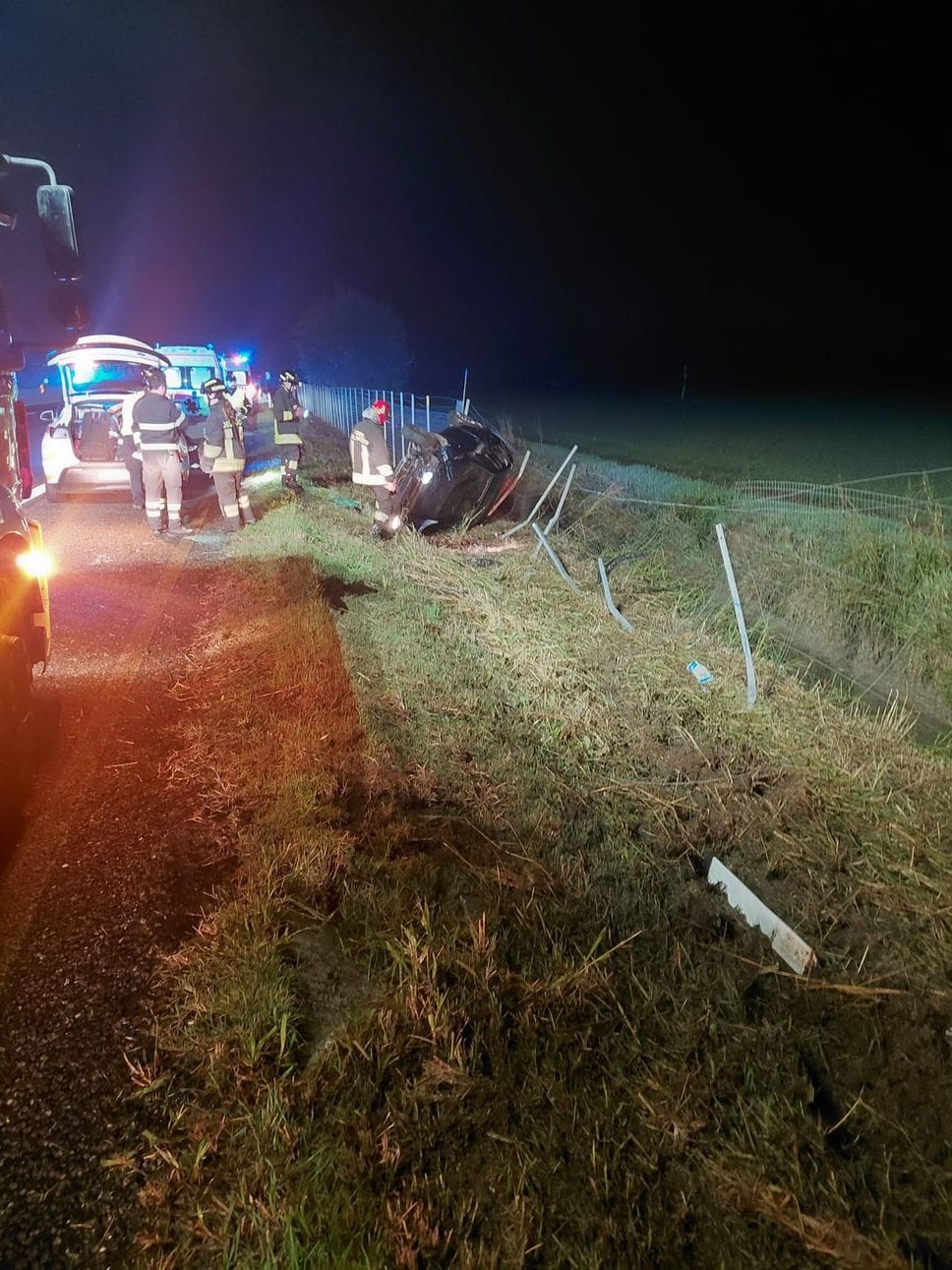 Incidente nella notte in A1, auto con due giovani a bordo finisce fuori strada e si ribalta