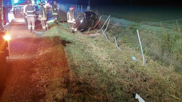 Incidente nella notte in A1, auto con due giovani a bordo finisce fuori strada e si ribalta