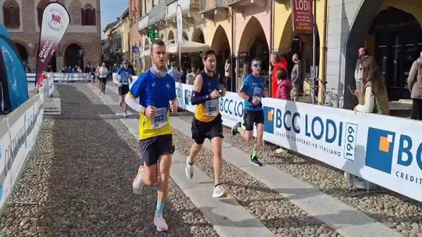 Laus Half Marathon, alcuni atleti al primo passaggio in piazza della Vittoria