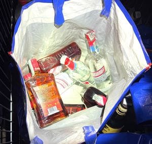 Minori nei parchi con superalcolici: 30 identificati, bottiglie sequestrate