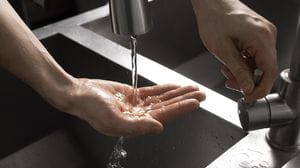 Bollette dell’acqua all’insù: per i lodigiani in arrivo rincari a dicembre e poi a gennaio