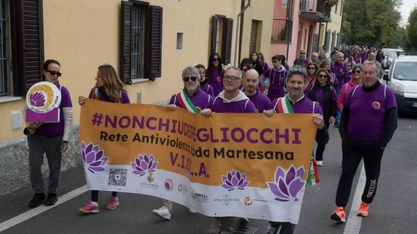In centinaia alla marcia per ricordare la mamma accoltellata da suo marito VIDEO