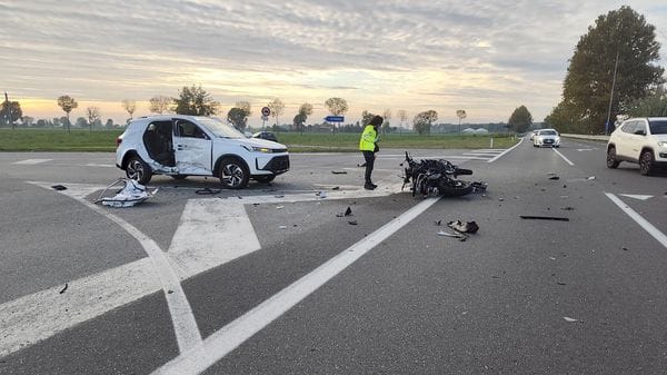 Tremendo schianto tra auto e moto sulla via Emilia a Secugnago, gravi ferite per un 49enne