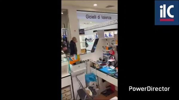 Assalto a colpi di martello alla gioielleria. Colpi fotocopia in Lombardia. Le notizie del giorno