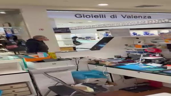 Assalto in un negozio Gioielli Valenza nel Pavese, una rapina fotocopia di quella di Sant’Angelo 