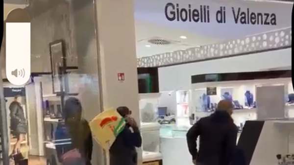 Assalto in un negozio Gioielli Valenza nel Pavese, una rapina fotocopia di quella di Sant’Angelo IL VIDEO