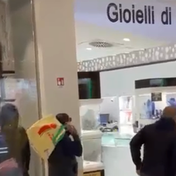 Assalto in un negozio Gioielli Valenza nel Pavese, una rapina fotocopia di quella di Sant’Angelo IL VIDEO