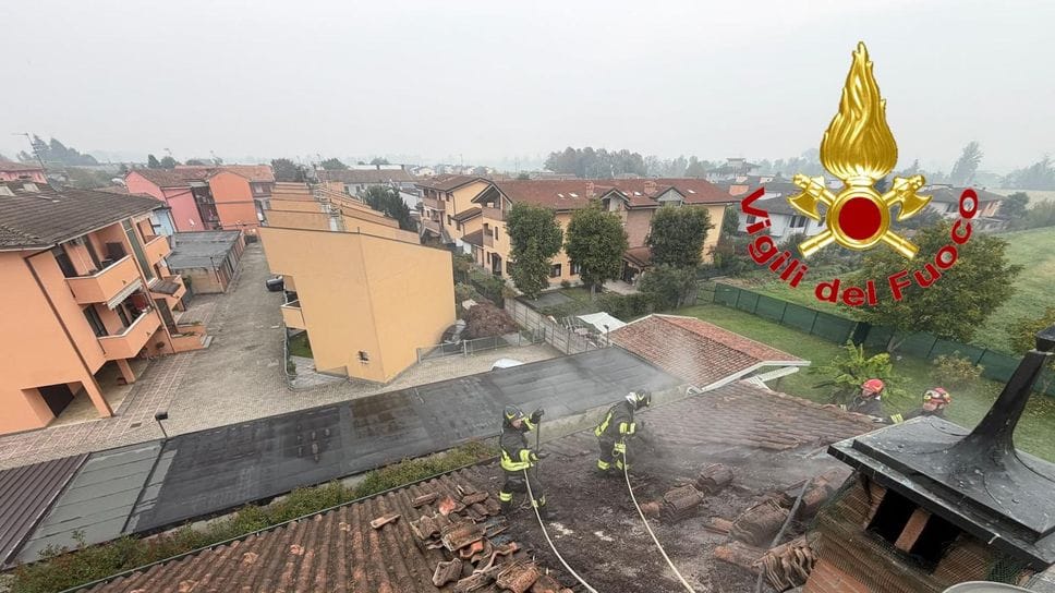 Incendio all’alba, brucia il tetto di una casa