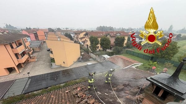 Incendio all’alba, brucia il tetto di una casa