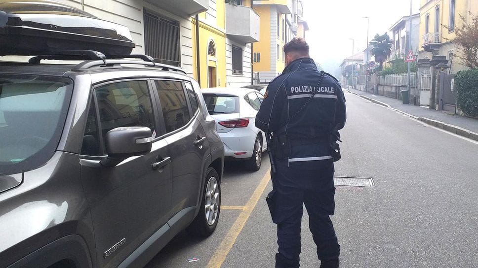 Melegnano - Raffica di multe su sosta selvaggia e guida con il cellulare