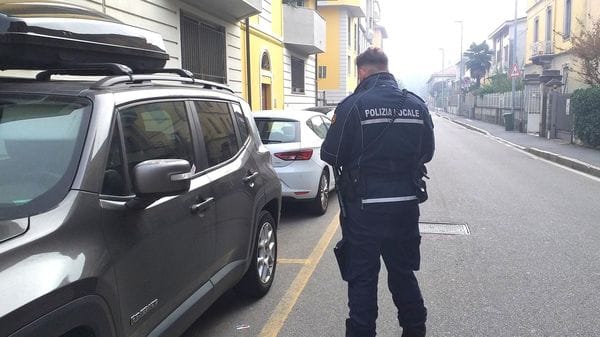 Melegnano - Raffica di multe su sosta selvaggia e guida con il cellulare