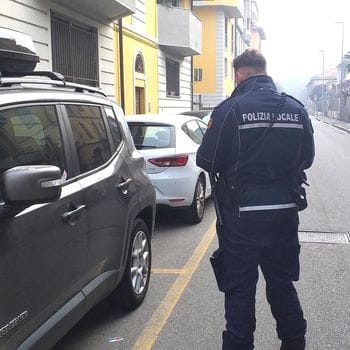 Melegnano - Raffica di multe su sosta selvaggia e guida con il cellulare