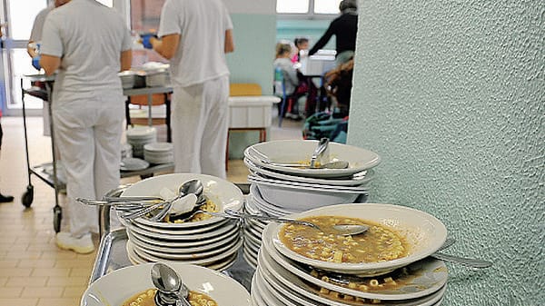 San Giuliano - Allarme mozzarelle nelle mense: parte la contestazione al gestore 
