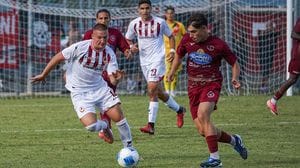 Calcio, il Sant’Angelo sfida la Castellanzese guidata dal banino Bolzoni in panchina