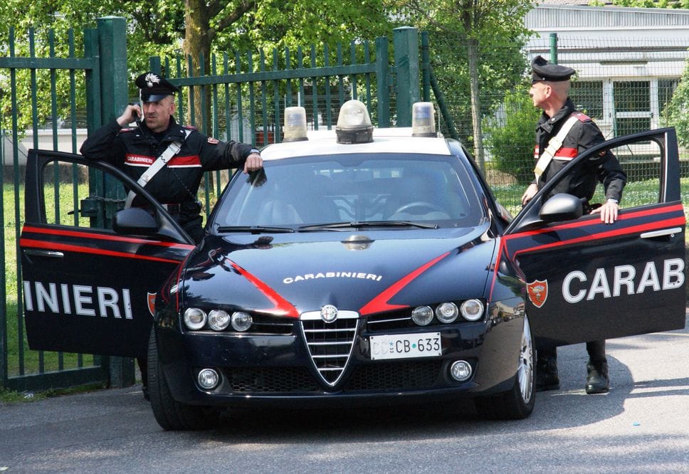 Lodi, badante trova un telefonino e improvvisa un’estorsione: arrestata 