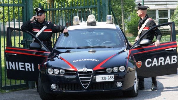 Lodi, badante trova un telefonino e improvvisa un’estorsione: arrestata 