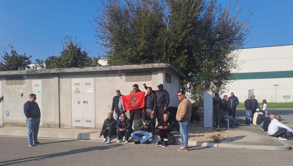 Scatta la protesta a Casale, un presidio di fronte ai cancelli del magazzino H&M 