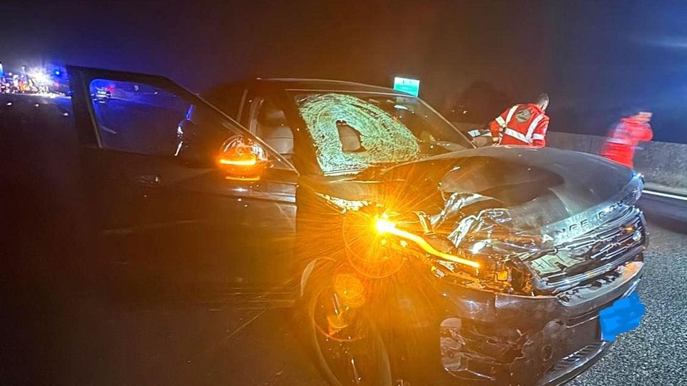 Travolto da un fuoristrada in A1 a Melegnano, gravissimo un 21enne