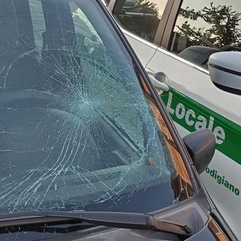 Un 13enne in bici investito da un’auto a Tavazzano, dopo i soccorsi è stato trasportato in codice giallo a Milano